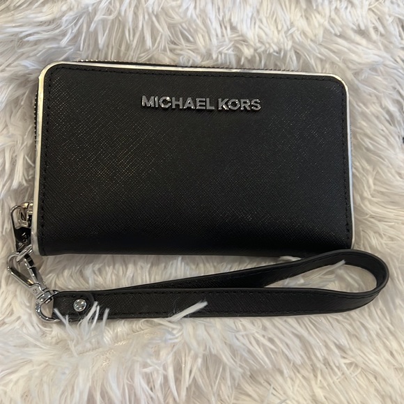 Super cute Michael Kors crossbody w/ matching wallet. wallet can be a wristlet - Picture 3 of 4